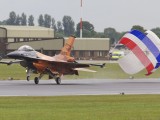 RIAT2009_248 - Dutch F16 landing with chute - in Dutch colours